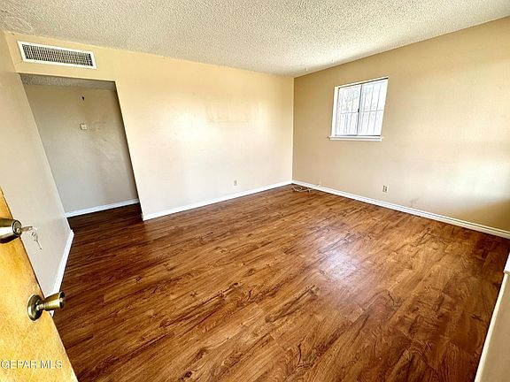 4th image of 10241 Kellogg St