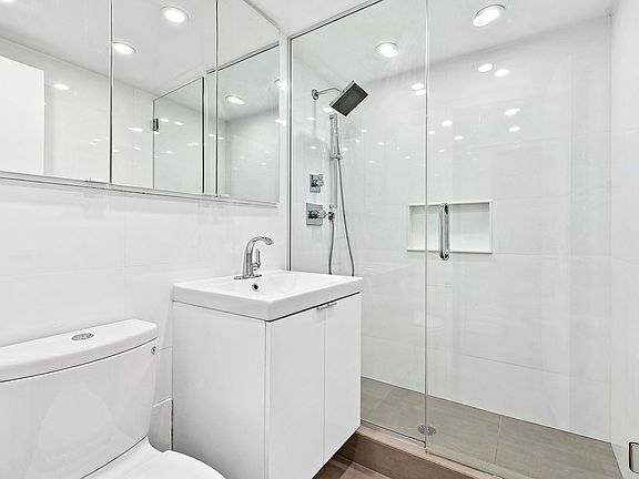 3rd image of 301 E 66th St APT 8B
