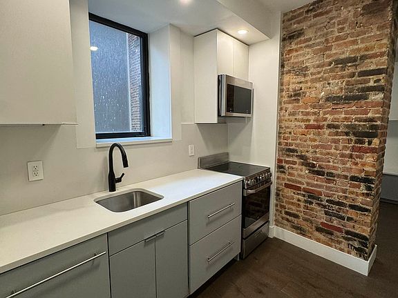 3rd image of 49 Prince St APT 5