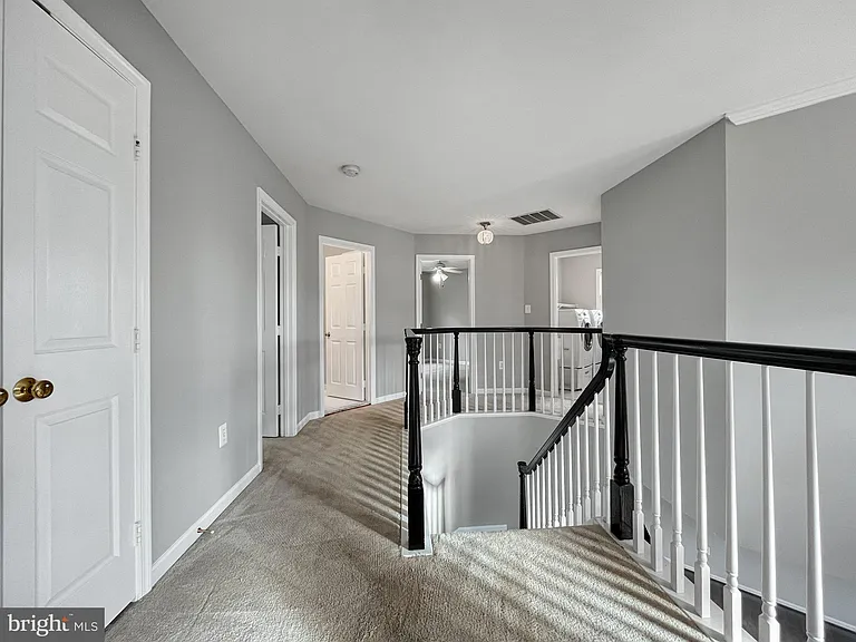 214 W Locust St — Photo 18