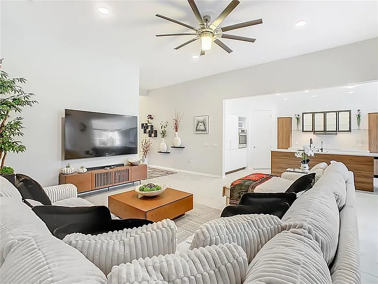 790 Carmel Ln — Photo 4
