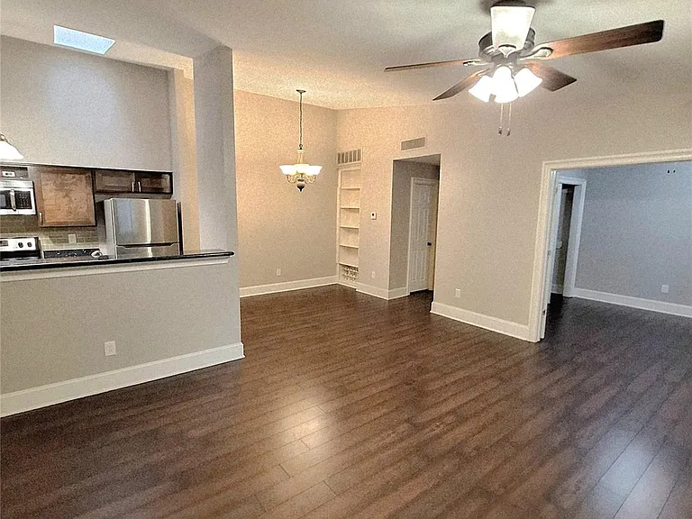 2425 Augusta Dr #4 — Photo 3