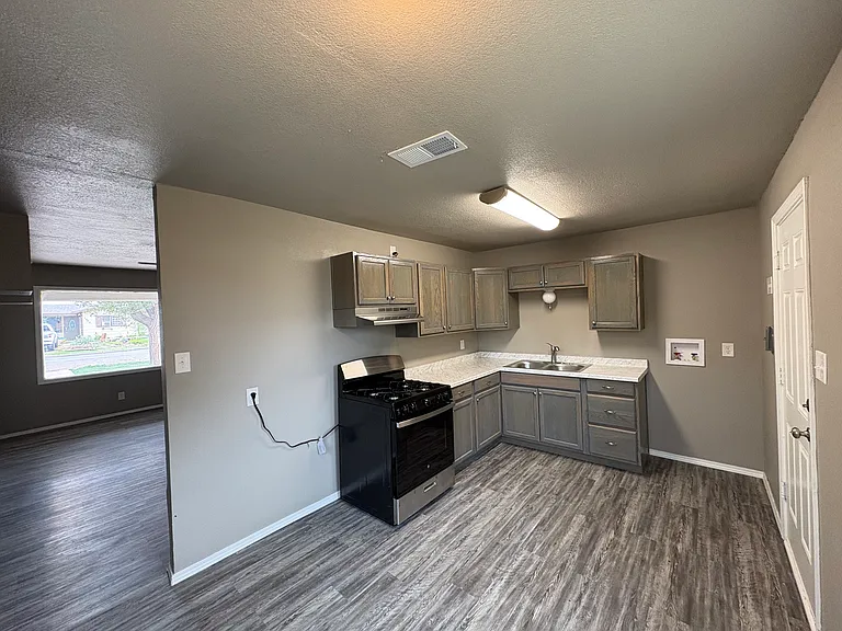1042 Hodges St — Photo 3
