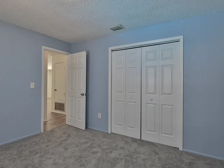 1404 Dexter Dr N — Photo 16