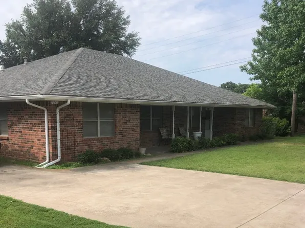 1103 N Mill St, Bowie, TX 76230