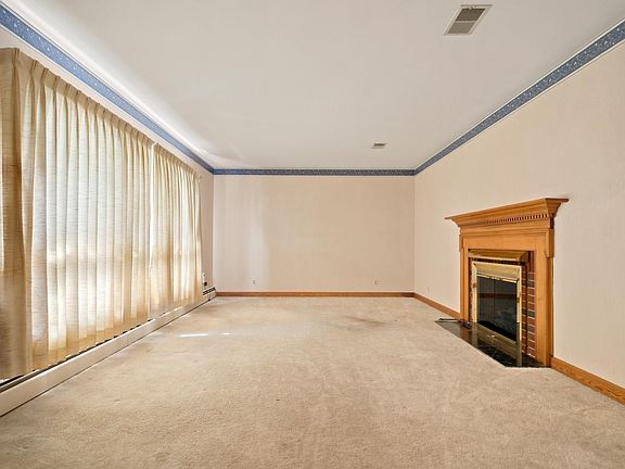5th image of 1393 Pleasant View St