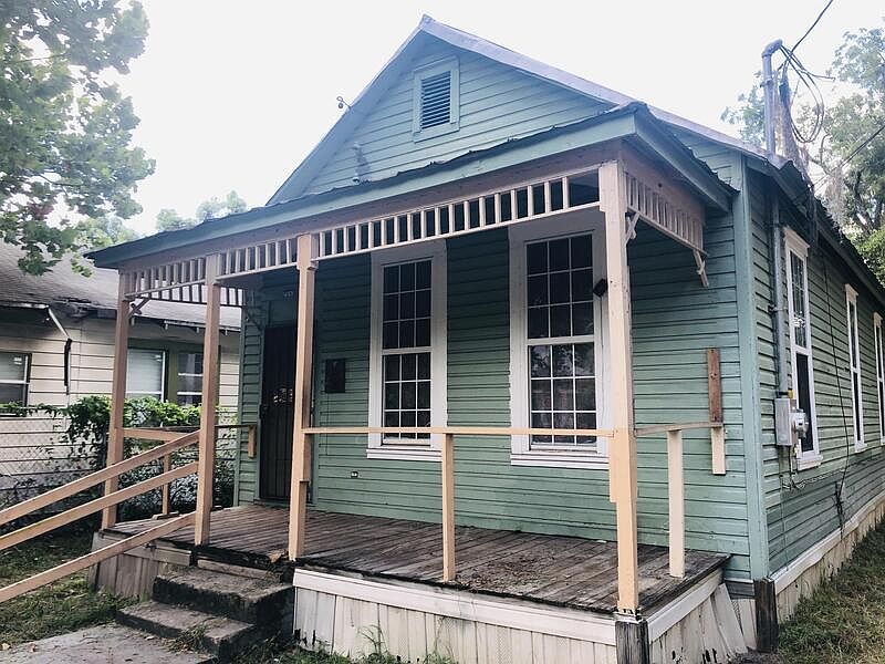 2nd image of 2553 Calvin St