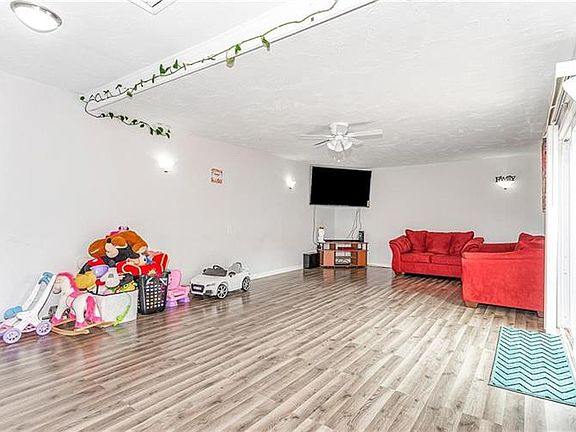4th image of 2316 Sheffield Ave