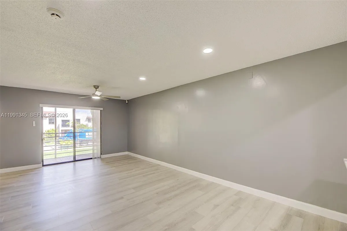 Building Photo - 851 NE 209th Ter #203-23