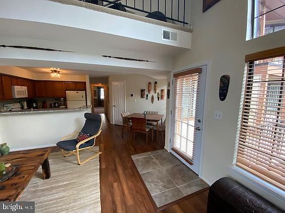 4th image of 6027 Curtier Dr Unit B