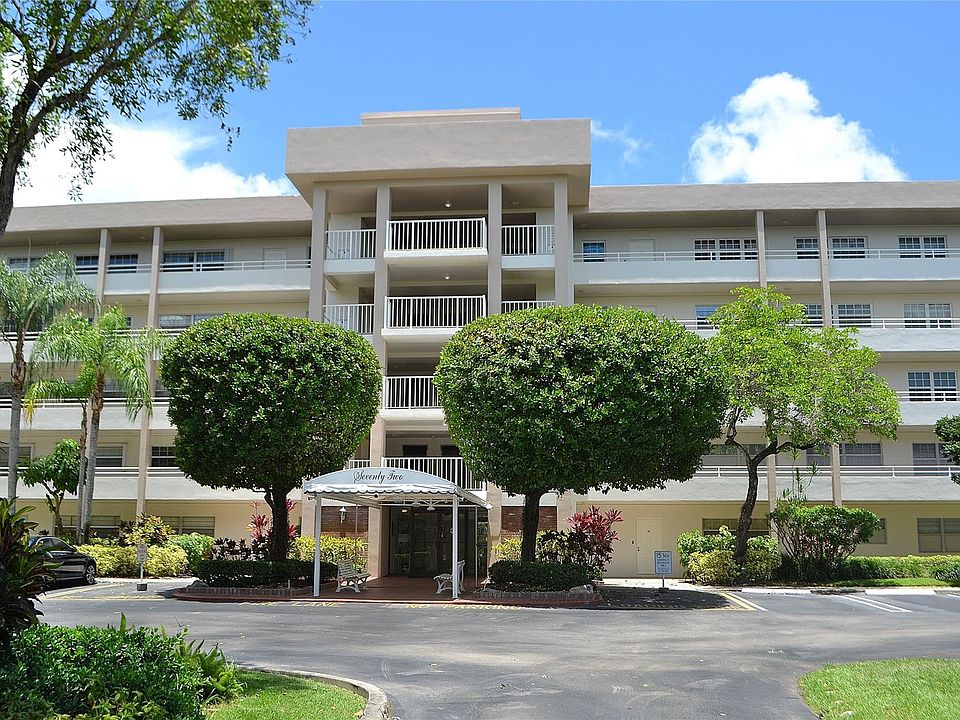1st image of 3850 Oaks Clubhouse Drive #405