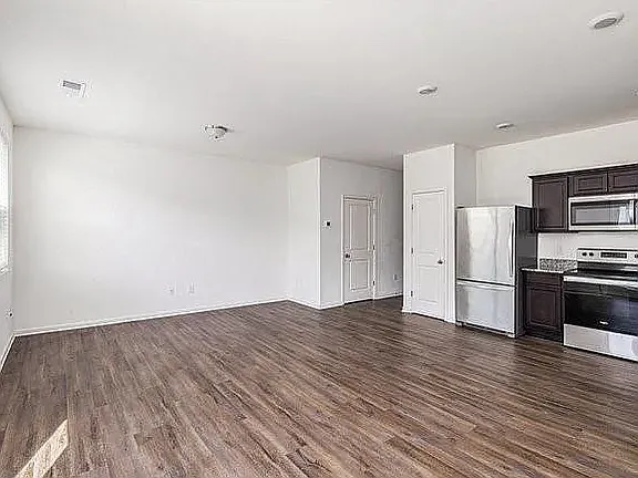 207 Fenchurch Way — Photo 4