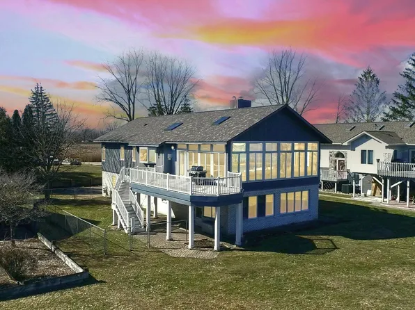 994 N Channel Dr, Harsens Island, MI 48028