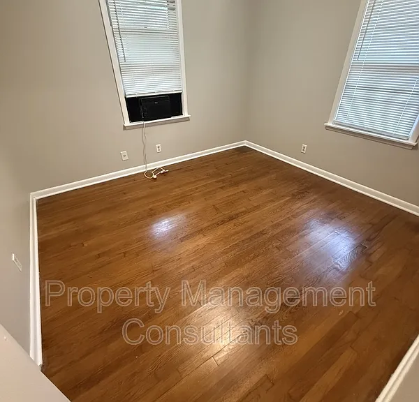 939 N Royal Ave — Photo 10