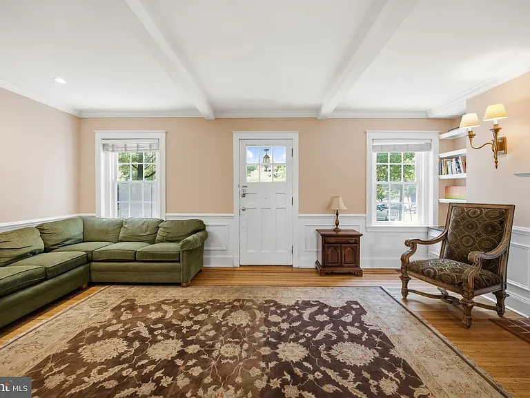 214 E University Pkwy — Photo 8