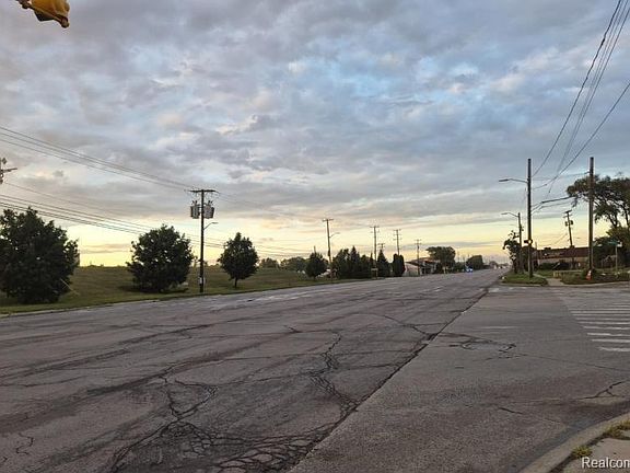 4th image of 23060 Groesbeck Hwy