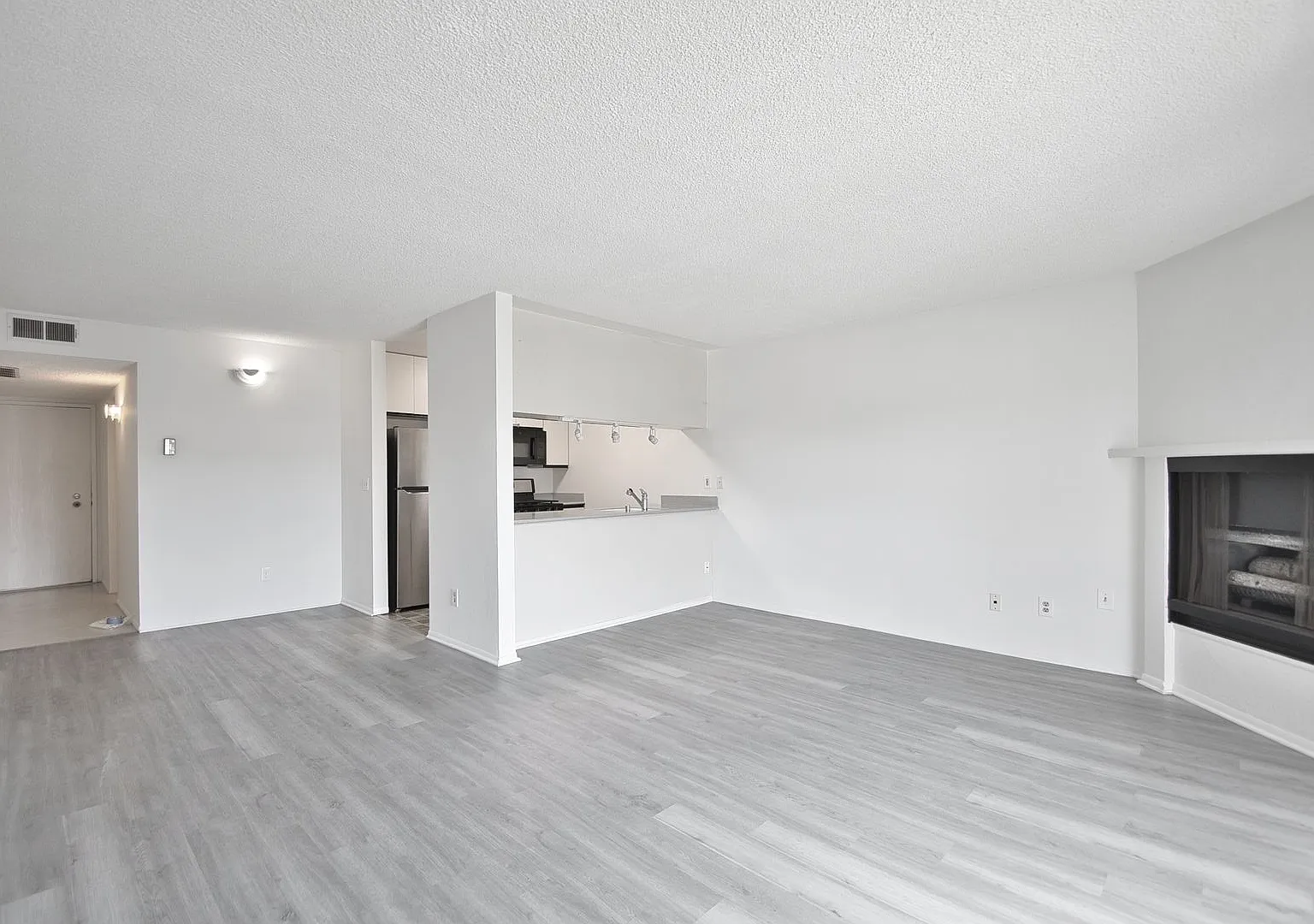 Bright 1 Bedroom Condo - 1 Block to Hermosa Beach — Photo 3