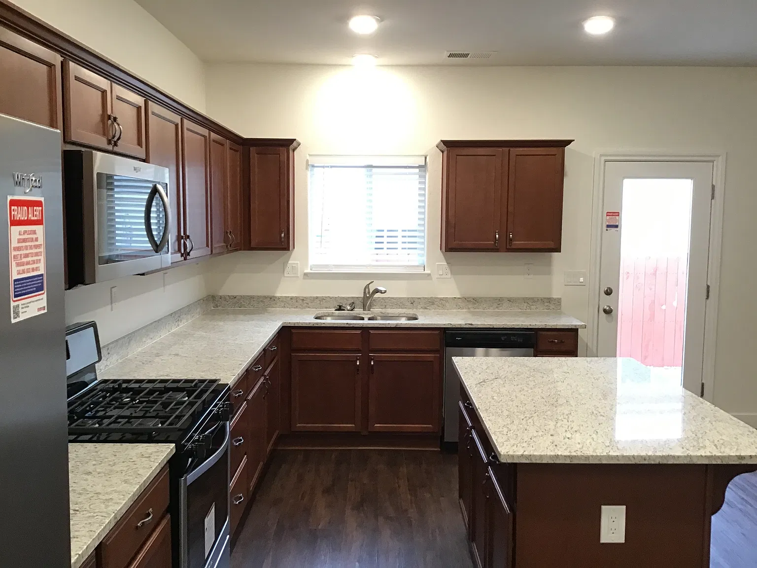 3 bed, 2.0 bath, 1564 sqft, $2,590 — Photo 2