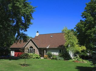 690 Hillcrest Dr, Waukesha, WI 53186