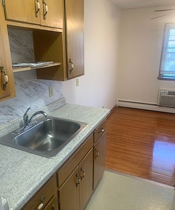 3rd image of 1015 W 26th St APT 203