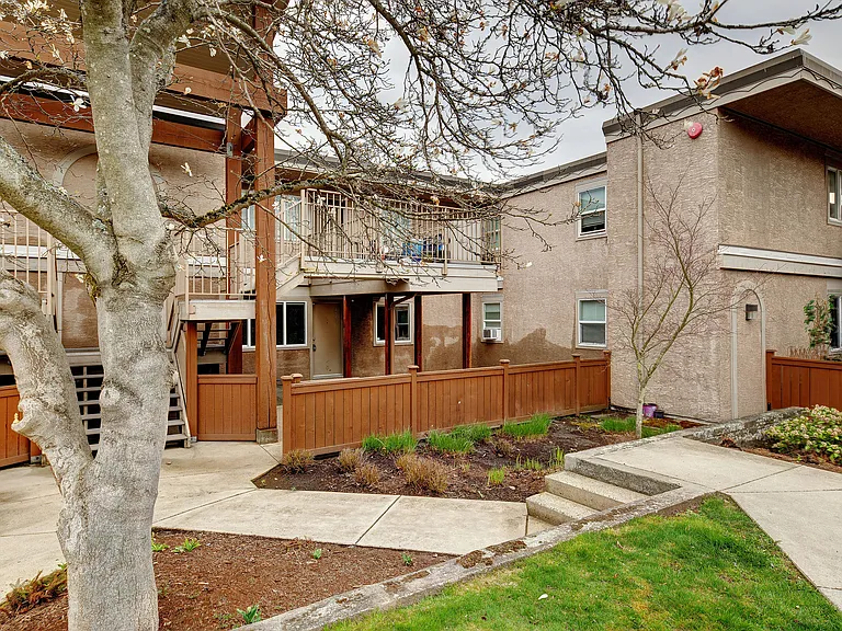 2861 Quadra St #2861 — Photo 13