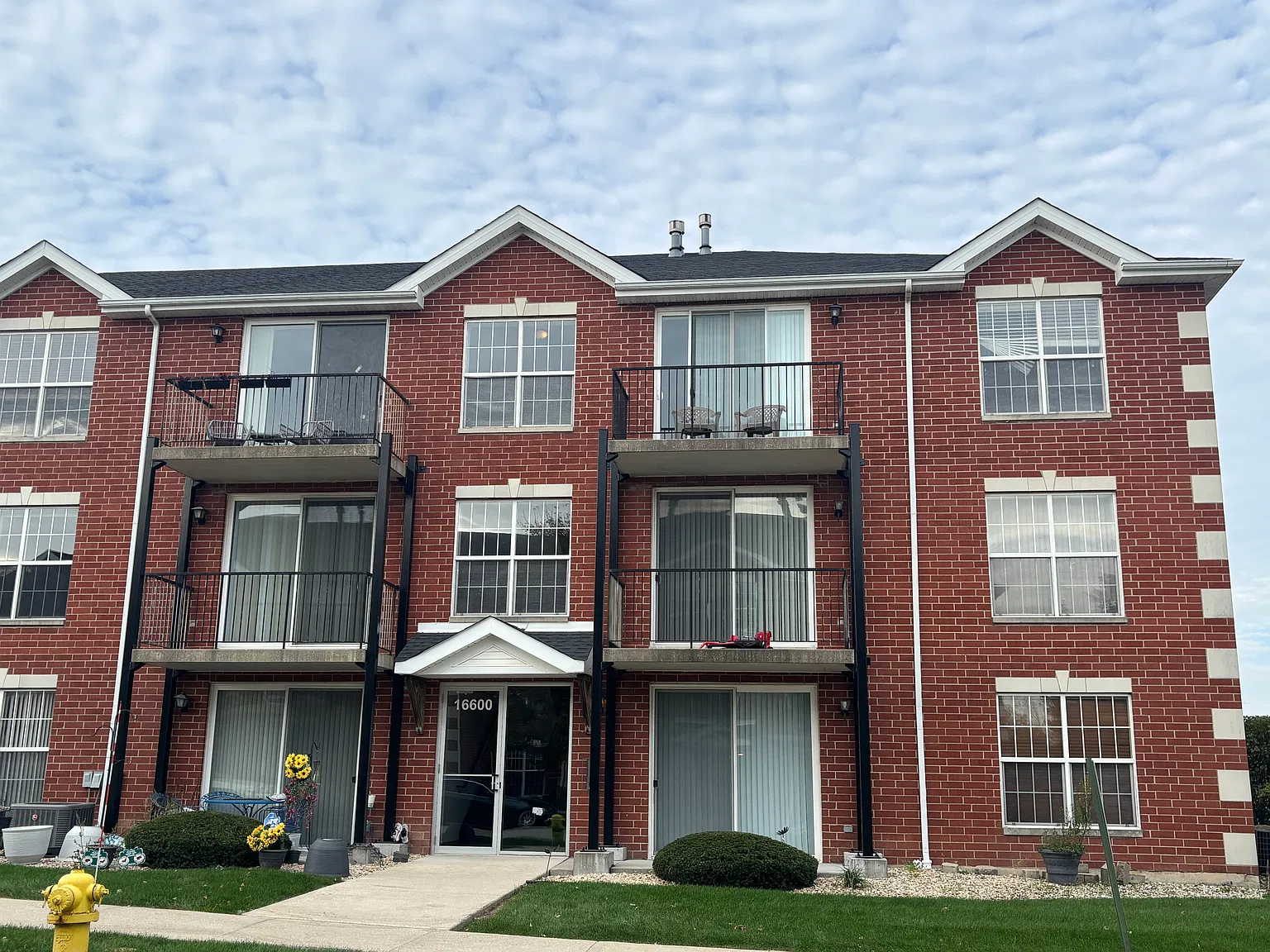 2 bed, 1200 sqft, $2,400 — Photo 1