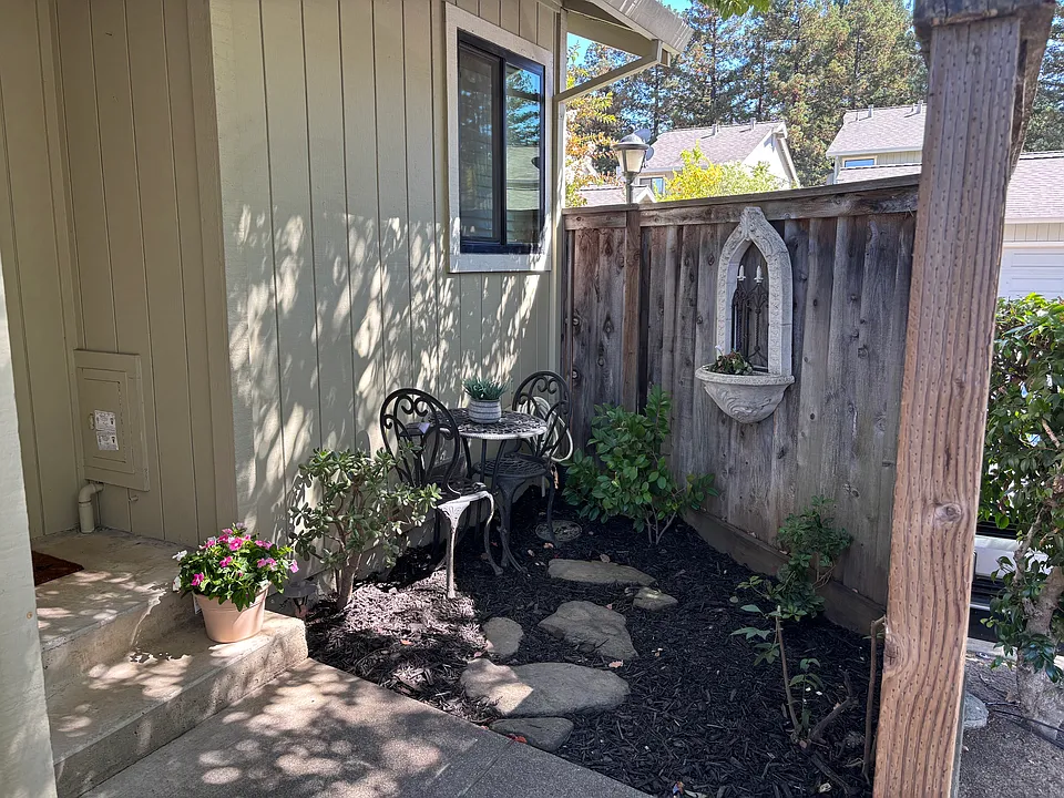 28 Blossom Ct W