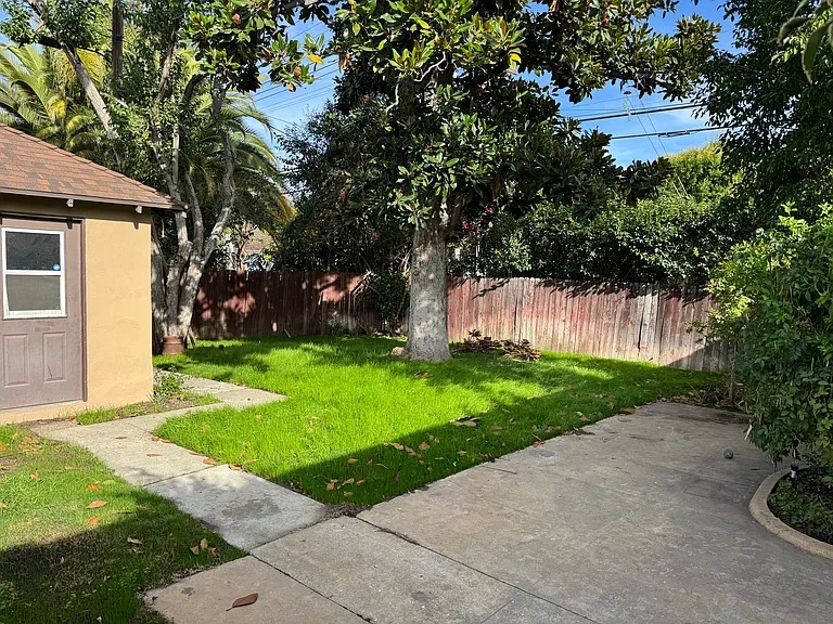 10603 Camarillo St — Photo 29