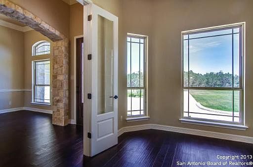 3rd image of 929 Woodland Oaks Tr
