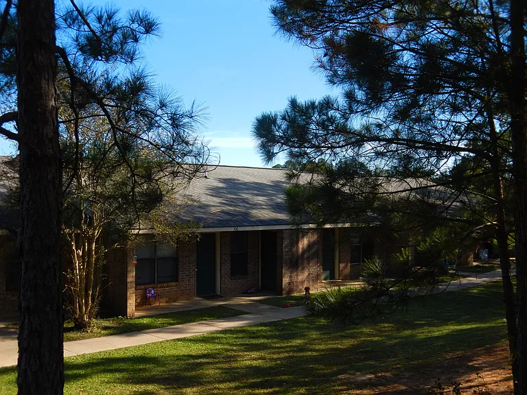 Country Manor Apartments — Photo 7