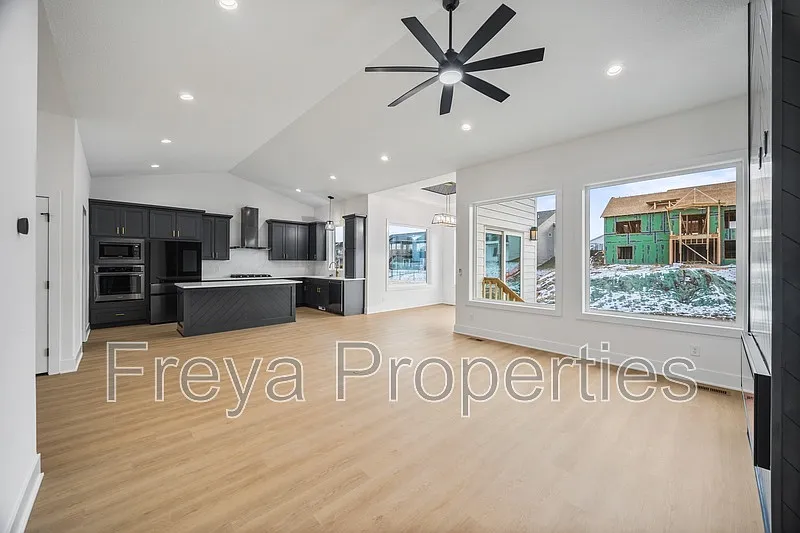 5 bed, 3.5 bath, 2821 sqft, $3,500 — Photo 3
