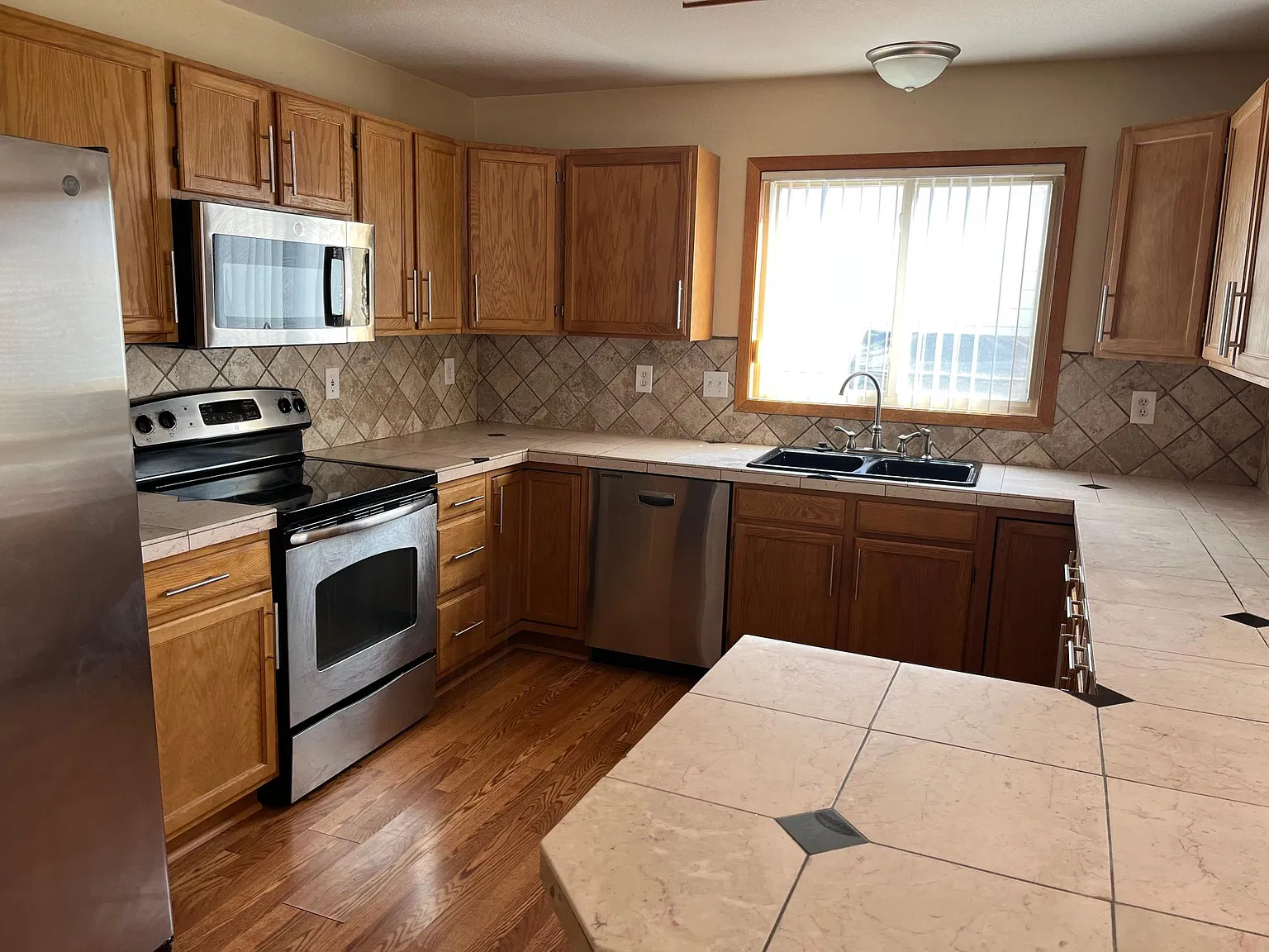 3 bed, 2.5 bath, 2393 sqft, $2,600 — Photo 2