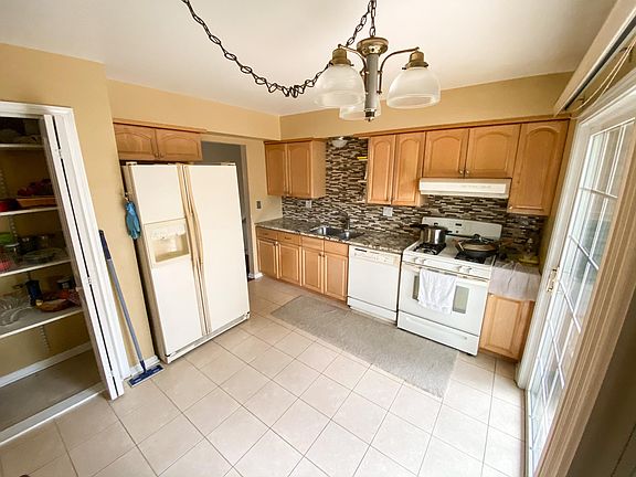 5th image of 165 W King Arthur Ct