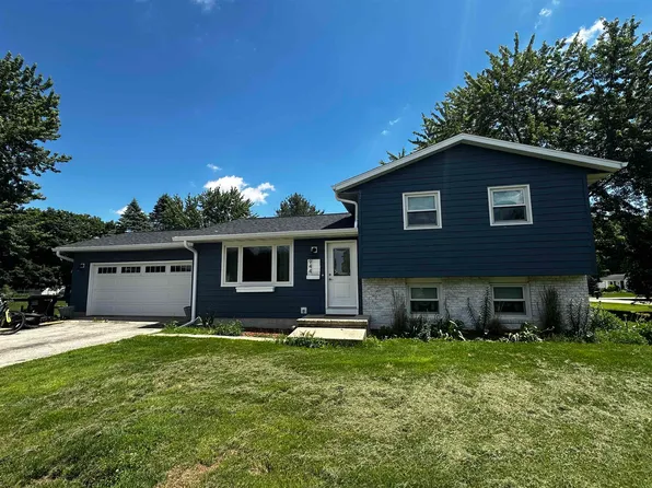 944 Ash Ln, Stoughton, WI 53589