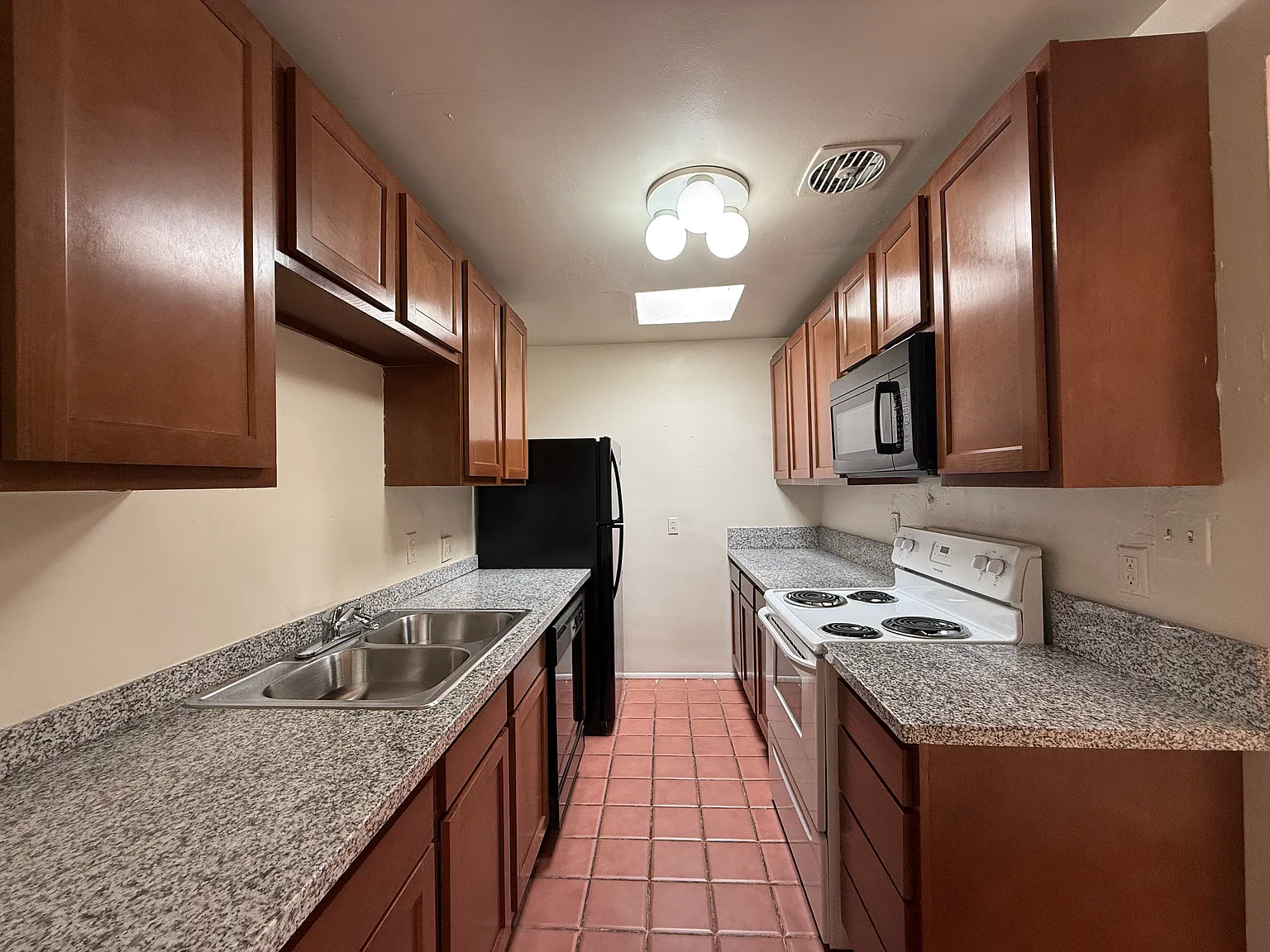 1440 E Lee St — Photo 3