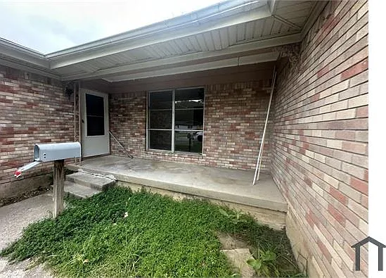 704 Clebud Dr — Photo 2