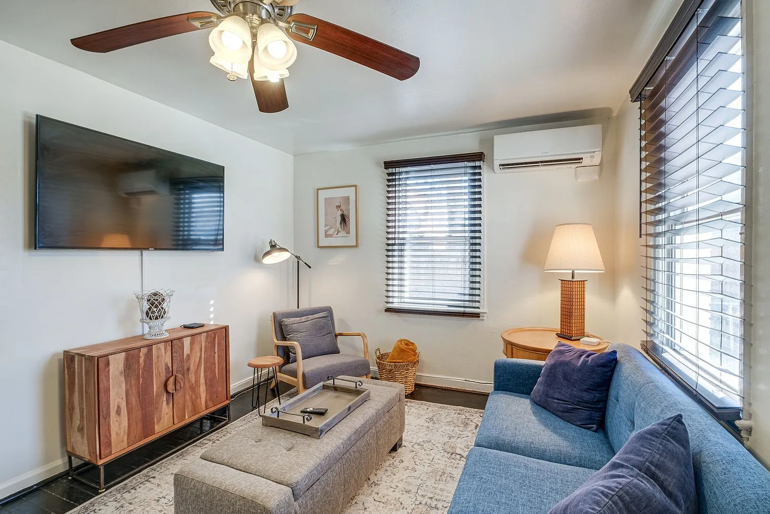 3 bed, 2.0 bath, 1356 sqft, $3,870 — Photo 2