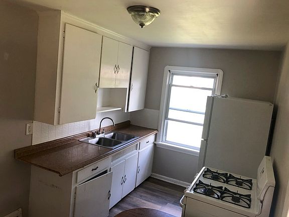 3rd image of 1363 Lakewood Ave #4