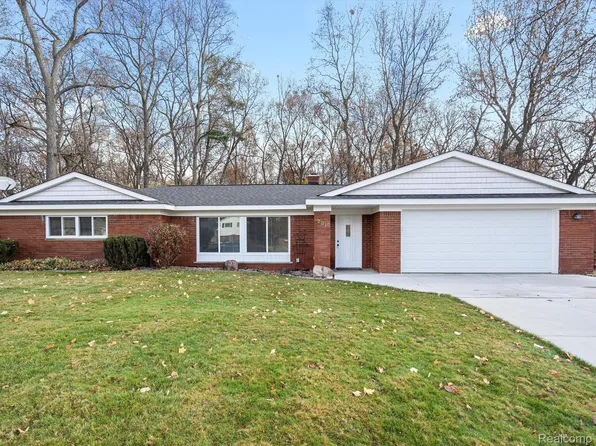 201 Spezia Dr, Oxford, MI 48371