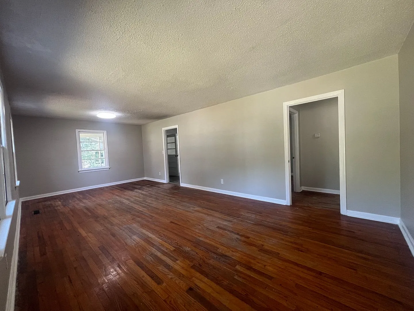 3 bedroom 1 bathroom single level home — Photo 3