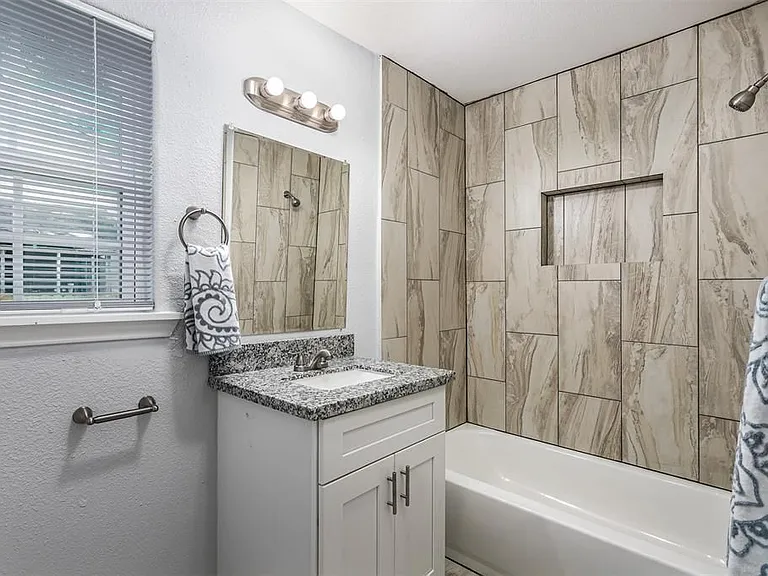 219 W Adoue St — Photo 10