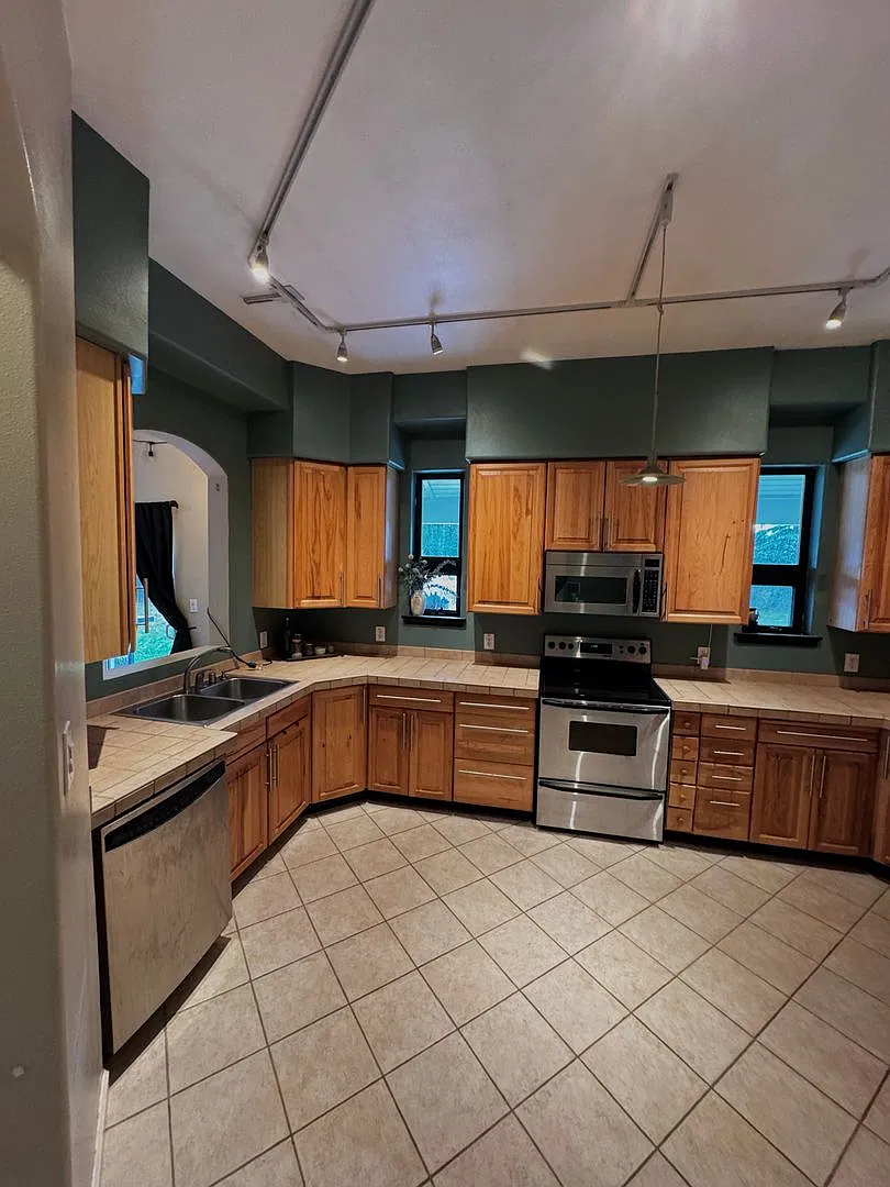 Spacious 2 bedroom home / Very pet friendly / 2 car garage / On city water — Photo 2