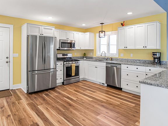 3rd image of 3578 N River Rd