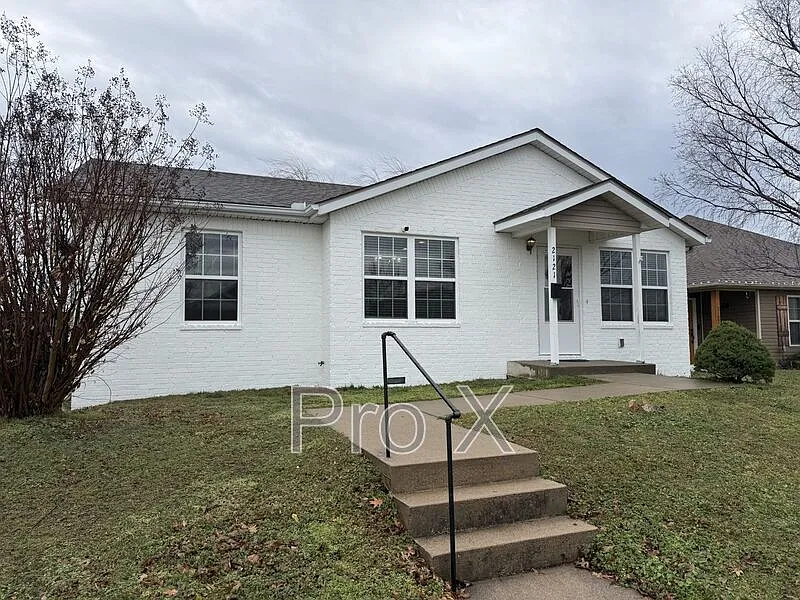 3 bed, 1.5 bath, 1000 sqft, $1,750 — Photo 1