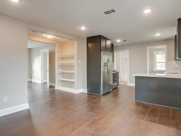 2932 Travis Ave — Photo 7
