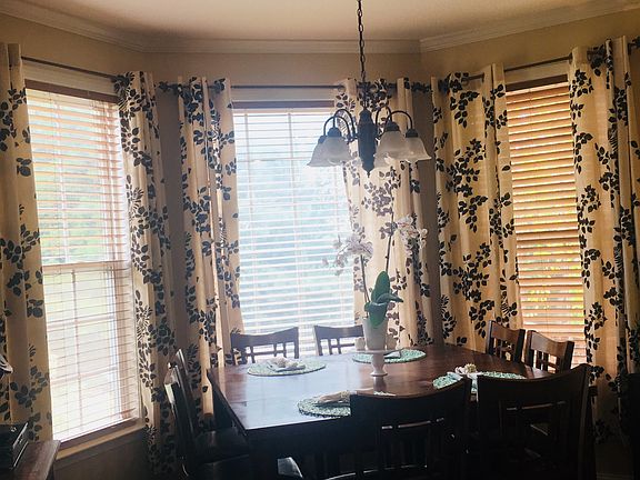 Breakfast area w/Bay Window
