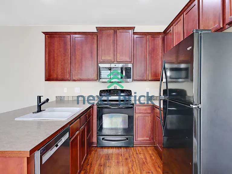 323 Graham Ave NE — Photo 4
