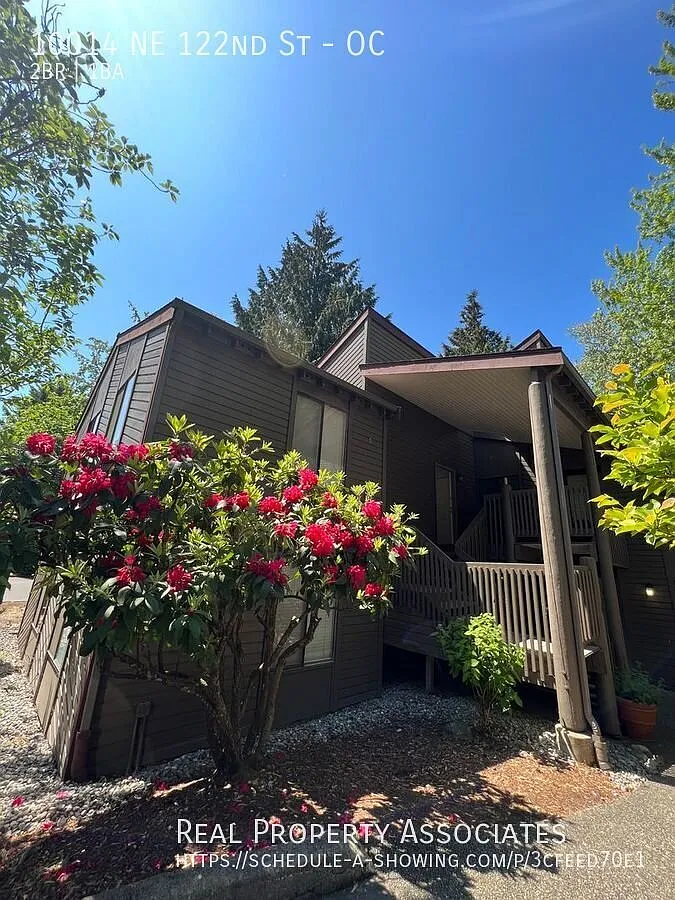 Beautiful 2 Bedroom Kirkland Condo — Photo 1