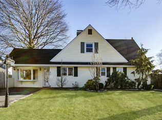 34 Snowbird Ln, Levittown, NY 11756