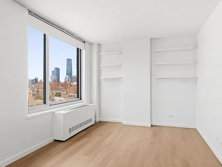 270 W 17th St #17G — Photo 9